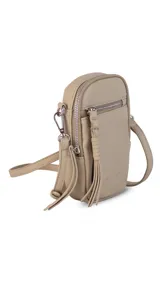 Bandolera compacta de símil cuero color rojo, con correa regulable y desmontable. Posee apertura superior, bolsillo frontal con cierre y bolsillo trasero abierto.