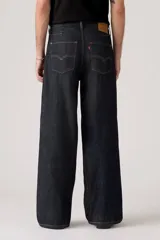 Pantalón de jean azul oscuro, de corte amplio y tiro alto.