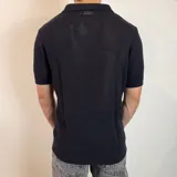 Chomba color marrón claro de tejido de punto con cuello polo y mangas cortas.