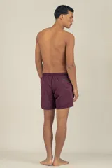 Short de baño color bordó, con cintura elástica ajustable, dos bolsillos laterales y uno trasero con cierre. Cuenta con suspensor de malla fina hipoalergénico y protección UV 50.