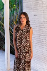 Camisola roja tipo vestido camisero, de corte midi, con cuello camisero, abotonada al frente y con abertura en el ruedo.