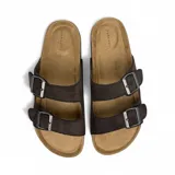 Sandalias de cuero sintético color marrón con doble tira y hebillas metálicas ajustables.