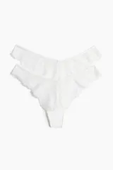 Pack de dos bombachas brasileñas de encaje blanco, de tiro bajo con cintura en V, refuerzo interior y corte alto atrás.