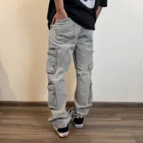 Pantalón jean celeste de corte holgado con múltiples bolsillos tipo cargo.