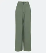 Pantalón sastrero verde oliva de corte recto y tiro alto, con cintura elastizada y pinzas.