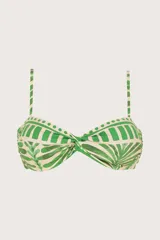 Top de bikini estilo bandeau con estampado de hojas en verde y blanco, escote cruzado, breteles delgados, frunces laterales y ajuste personalizado con coletas que se atan en la espalda.
