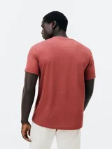 Camiseta básica de manga corta, cuello redondo y calce regular, color rojo jaspeado.