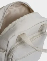Mochila negra de tela deportiva con doble bolsillo frontal con cierre, correas regulables, cierre superior y tag de goma.