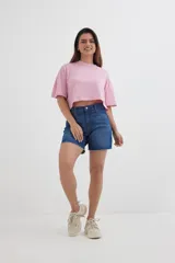 Remera color beige, de corte cropped y estilo oversized.