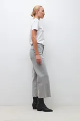 Pantalón jean gris claro, corte culotte, tiro alto y ruedo desflecado.
