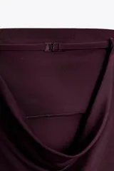 Vestido largo de color borgoña, de escote recto y hombros descubiertos. Escote drapeado en espalda con tira ajustable con ganchos metálicos.