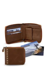 Billetera de cuero marrón oscuro con doble pespunte artesanal en color blanco en el exterior y cierre alrededor. El interior cuenta con compartimentos para billetes, tarjeteros y un monedero con broche.