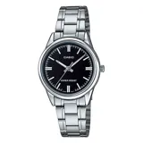 Reloj Casio plateado con pulsera de acero inoxidable y esfera negra.
