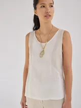 Musculosa color crudo de lino, con paneles laterales en tono beige.