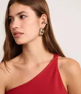 Top ajustado de punto roma color rojo, con diseño de un solo hombro y tirante torcido.