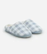 Pantufla cerrada con estampado de cuadros celestes y blancos, forro de poliéster y suela de goma termoplástica.