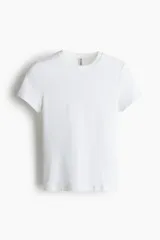 Remera blanca de punto elástico, corte entallado, cuello redondo y mangas cortas.