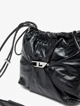 Bolso tipo cubo Diesel Scrunch-D color gris oscuro, confeccionado en cuero brillante con efecto arrugado. Presenta logo metálico "D" en el frente, cierre con cordones ajustables y correa de hombro extraíble.