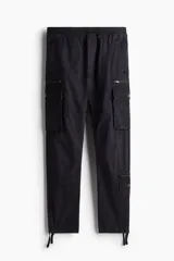 Pantalón cargo negro de corte recto, con cintura elástica ajustable con cordón. Cuenta con bolsillos laterales con cierre, bolsillos traseros con solapa y bolsillos cargo en los laterales de las piernas.