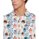 Camisa de manga corta con cuello clásico y estampado de motivos playeros en tonos celeste, naranja y marrón.