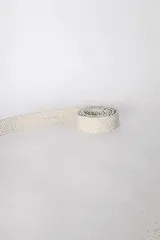 Cinturón de cuero negro, delgado y liso, con terminación en lazo.