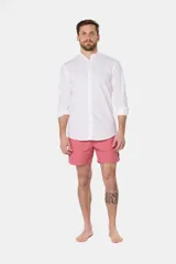 Short de baño azul vibrante, de corte clásico y largo medio, con cintura elástica y cordón ajustable. Cuenta con bolsillos laterales y suspensor de malla fina interior.