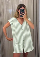 Vestido corto de tejido de punto, con diseño de rayas verticales en verde claro y blanco. Presenta escote en V y abotonadura frontal con botones oscuros. Tiene mangas cortas y corte holgado.
