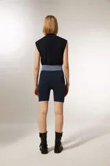 Short negro de calce alto, al cuerpo, con lurex y diseño color block.