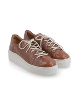 Sneaker Adelaida de cuero graneado color verde oliva, con cordones de algodón y suela elevada color crema.