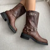 Bota de cuero vacuno color marrón, con suela de goma artesanal, caña ajustable con hebilla y cierre interno YKK.