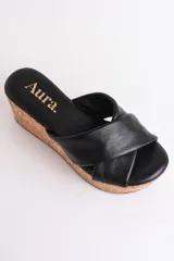 Sandalia dorada con plataforma de corcho, tiras cruzadas de cuero y plantilla acolchada.