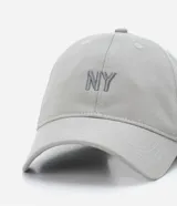 Gorra negra de sarga con ala curva y bordado frontal con las iniciales NY.