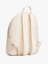 Mochila color crema de poliuretano con cierre de cremallera, asa superior, correas ajustables con inscripción de la marca y bolsillo exterior con cremallera.