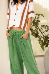 Camisa tejida de algodón color blanco con rayas verticales color tostado, cuello camisero, manga corta y bolsillos al frente.