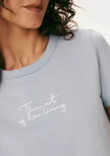 Pijama celeste con remera de mangas cortas y pantalón largo a cuadros con estrellas.