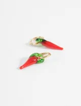 Aros dorados tipo argolla con dije colgante en forma de ají rojo y verde.