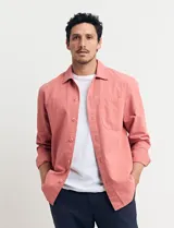 Sobrecamisa verde de manga larga con cuello camisero, cierre frontal con botones y bolsillo de parche en el pecho.