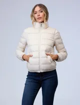 Campera puffer reversible Michael Kors color rosa con estampado de logos MK en un lado y liso en el otro. Tiene cierre central metálico, bolsillos delanteros y avíos metálicos con logo. Incluye bolsa autoportante.