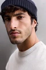 Sudadera de entrenamiento color gris claro, de corte relaxed fit, confeccionada en tejido de algodón con interior de rizo. Tiene cuello redondo, manga larga y acabados en rib.