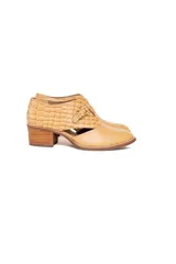 Zapato de cuero color camel con textura reptil en el talón y hebilla dorada.