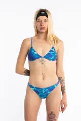 Top de bikini triangular con estampado de olas en tonos azules y breteles regulables.