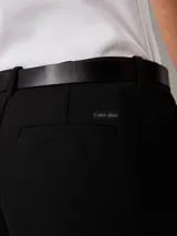 Pantalón recto de crepé elástico color negro, con cintura plisada y diseño sofisticado.