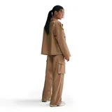 Pantalón cargo color crema, de corte ancho y tiro alto, con cintura elástica ajustable y bolsillos laterales con solapa. Logo de Nike bordado en blanco en el muslo izquierdo.