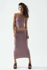 Pollera midi entallada de punto suave color lila con detalle fruncido en la parte delantera.