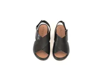 Sandalias negras de cuero con tecnología Antistress, con tiras cruzadas en el empeine, sujeción trasera con hebilla y taco bajo.