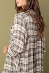 Camisa larga con estampado de cuadros en tonos tierra, de manga larga y corte asimétrico.
