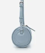 Bolso baguette pequeño cilíndrico color celeste, confeccionado en material sintético PU, con correa fina de hombro y cierre por cremallera.