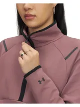 Buzo deportivo Under Armour Unstoppable Fleece para mujer, color marrón con cierre frontal parcial, cuello alto y corte cropped.