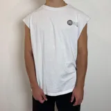 Musculosa blanca con estampado en el frente y sisas amplias.