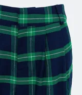 Pantalón de corte wide leg con estampado de cuadros en tonos azul y verde. Presenta pliegues en la cintura y trabillas para cinturón.